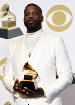 Jay Rock mit dem Grammy für die beste Rap-Darbietung («King's Dead»). (Bild: Chris Pizzello/Invision/AP (Los Angeles, 10. Februar 2019))