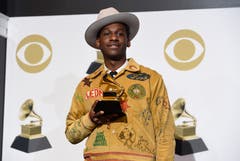 Leon Bridges mit dem Grammy für die beste traditionelle R&B-Darbietung («Bet Ain't Worth The Hand»). (Bild: Chris Pizzello/Invision/AP (Los Angeles, 10. Februar 2019))