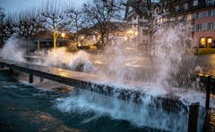 Der Sturm Uwe wütet am Zugersee. (Bild: Daniel Hegglin, Zug, 10. Februar 2019)