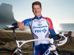 Stefan Küng posiert bei einem Medientermin im spanischen Calpe im Trikot seines neuen Arbeitgebers Groupama-FDJ (Bild: KEYSTONE/LAURENT GILLIERON)