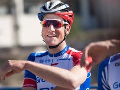 Ein gut gelaunter Stefan Küng während einer Trainingsfahrt im spanischen Calpe (Bild: KEYSTONE/LAURENT GILLIERON)