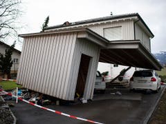 Die Schäden in Montlingen SG nach dem Sturm «Uwe» wurden erst am Montag ersichtlich. Laut der St. Galler Kantonspolizei wurden bis zu 20 Häuser beschädigt, zwei davon seien unbewohnbar. (Bild: KEYSTONE/GIAN EHRENZELLER)