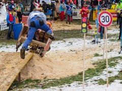 Nicht immer konnten sich die Teams auf den Beinen halten. (Bild: Sascha Erni)