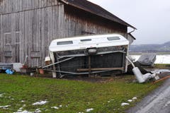 Diesen Wohnwagen bei einem Stall zwischen Haag und Sax hat der Sturm am Sonntagabend umgeworfen. (Bild: Corinne Hanselmann)