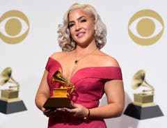 Joelle James posiert mit dem Grammy für den besten R&B-Song («Boo'd Up»). (Bild: Chris Pizzello/Invision/AP (Los Angeles, 10. Februar 2019))