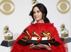 Countrysängerin Kacey Musgraves mit ihren vier Grammys, darunter auch die wichtigste Auszeichnung Album des Jahres («Golden Hour»). Die drei weiteren Grammys erhielt Musgraves für das beste Country-Album («Golden Hour»), den besten Coutry-Song («Space Cowboy») und die beste Country-Solodarbietung (Butterflys»). (Bild: John G. Mabanglo (Los Angeles, 10. Februar 2019))