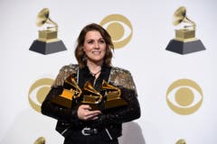 Brandi Carlile mit den Grammys für das beste Americana-Album («By The Way, I Forgive You»), die beste Roots-Darbietung («The Joke») und das beste American-Roots-Lied («The Joke»). (Bild: Chris Pizzello/Invision/AP (Los Angeles, 10. Februar 2019))