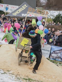Auch Fasnächtler wie die Wilket Gugger waren am Start. (Bild: Sascha Erni)