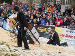 «Der Bestatter» für einmal nicht im Fernsehen, sondern auf der Dietfurter Rennstrecke. (Bild: Sascha Erni)