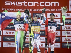 Weltmeister Alexis Pinturault - zusammen mit Stefan Hadalin (Nummer 6) und Marco Schwarz (Nummer 5) auf dem Podest (Bild: KEYSTONE/APA/APA/EXPA/JOHANN GRODER)