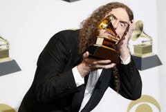 Weird Al Yankovic mit dem Grammy für bestes Paket als Box oder limitierte Sonderausgabe. (Bild: John G. Mabanglo (Los Angeles, 10. Februar 2019))