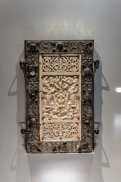 Das Evangelium longum aus dem Jahr 895. Eine Pergamenthandschrift mit einem Prachteinband aus Elfenbein
