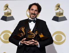 John Daversa freut sich über die Grammys für das beste improvisierte Jazz-Solo («Don't Fence Me In»), das beste Album eines grossen Jazz-Ensembles («American Dreamers: Voices of Hope, Music of Freedom»). und das beste Arrangement, instrumental or a cappella («Stars and Stripes Forever«). Leon Bridges mit dem Grammy für die beste traditionelle R&B-Darbietung («Bet Ain't Worth The Hand»). (Bild: Chris Pizzello/Invision/AP (Los Angeles, 10. Februar 2019))