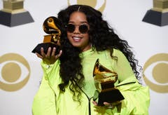 H.E.R. zeigt ihre Grammys für das beste R&B-Album («H.E.R.») und die beste R&B-Darbietung («Best Part»). (Bild: Chris Pizzello/Invision/AP (Los Angeles, 10. Februar 2019))