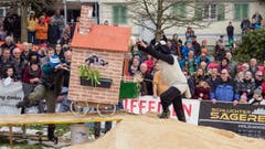 Ein Haus zu schieben... (Bild: Sascha Erni)