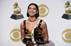 Dua Lipa mit den Grammys für die beste neue Künstlerin und die beste Dance-Aufnahme («Electricity»). (Bild: Chris Pizzello/Invision/AP (Los Angeles, 10. Februar 2019))