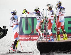 Das Team gratuliert Ramon Zenhäusern zur gelungenen Fahrt. (Bild: Valdrin Xhemaj/EPA)