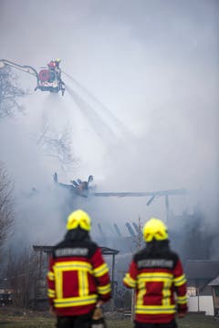 Die Feuerwehr verhindert mit ihrem Löscheinsatz das Übergreifen des Feuers auf umliegende Gebäude. (Bild: Dominik Wunderli)