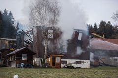 Das Haus brannte bis auf die Grundmauern nieder. (Bild: Dominik Wunderli)