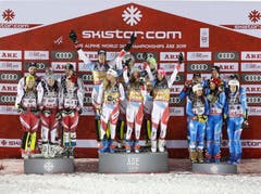 Das österreichische Team (Silber, links) und das italienische Team (Bronze, rechts) bei der Siegerehrung. Das Schweizer Team freut sich über die erste WM-Gold-Medaille (mitte). (Bild: EPA/VALDRIN XHEMAJ)