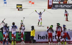 Ramon Zenhäusern jubelnd im Ziel. (Bild: Alessandro Trovati/AP)