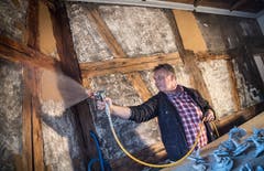 Adrian Gerber neutralisiert Brand-Gerüche im alten Rathaus in Steckborn. (Bilder: Andrea Stalder)