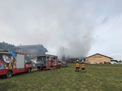 Die Feuerwehr ist mit einem Grossaufgebot vor Ort. (Bild: Dominik Wunderli)