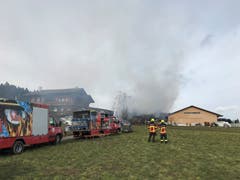 Die Feuerwehr ist mit einem Grossaufgebot vor Ort. (Bild: Dominik Wunderli)