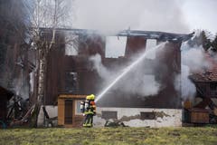 Das Haus brannte bis auf die Grundmauern nieder. (Bild: Dominik Wunderli)