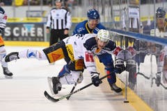 Zugs Sven Leuenberger, vorne, gegen Davos' Anton Roedin. (Bild: KEYSTONE/Gian Ehrenzeller)