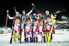 Die Goldmedaillisten freuen sich über ihren Sieg. (Bild: KEYSTONE/Jean-Christophe Bott)
