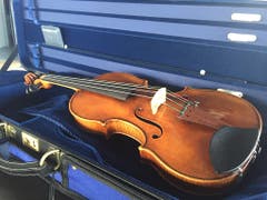 Leistet ihrer Herkunftsgenossin im Orchester künftig Gesellschaft: Die zusätzliche Stradivari-Violine der Festival Strings Luzern. (Bild: David Kunz/Keystone-SDA)
