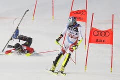 Daniel Yule fährt dem Niederländer Dries Van den Broecke beim Alpine Team Event ann den FIS-Ski-Weltmeisterschaften im schwedischen Are davon. (Bild: Valdrin Xhemaj/EPA)