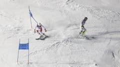 Wendy Holdener lässt der Schwedin Anna Swenn Larsson keine Chance. (Bild: Valdrin Xhemaj/EPA)