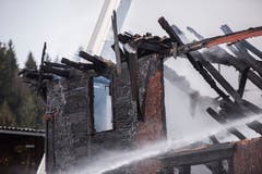 Völlig zerstört: Vom Holzhaus blieb nach dem Brand nichts mehr übrig. (Bild: Dominik Wunderli)