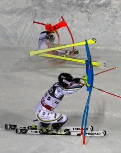 Der Schwede Mattias Hargin während Daniel Yule stürzt. (Bild: Gabriele Facciotti/AP)