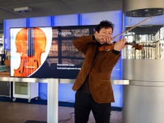 Qual der Wahl: Daniel Dodds, Leiter der Festival Strings, spielt auf der zweiten Stradivari-Geige, die seinem Orchester neu zur Verfügung steht. (Bild: David Kunz/Keystone-SDA)