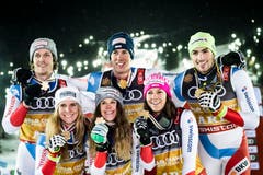 Von links: Sandro Simonet, Andrea Ellenberger, Aline Danioth, Ramon Zenhäusern, Wendy Holdener und Daniel Yule zeigen ihre Medaillen. (Bild: KEYSTONE/Jean-Christophe Bott)