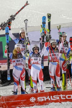 So sehen Sieger aus: Die Schweizer Skirennfahrerinnen und Skirennfahrer nach dem Gewinn der Goldmedaille im Team-Event. (Bild: Valdrin Xhemaj/EPA)