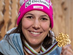 Wendy Holdener gewinnt nach Gold in der Kombination auch Gold mit dem Team (Bild: KEYSTONE/APA/APA/EXPA/JOHANN GRODER)