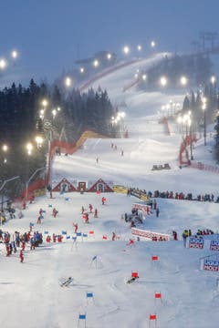 Ramon Zenhäeusern und der Belgier Tom Verbeke duellieren sich. (Bild: Valdrin Xhemaj/EPA)