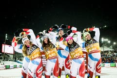 Andrea Ellenberger, Sandro Simonet, Aline Danioth, Ramon Zenhäusern, Wendy Holdener und Daniel Yule of Switzerland (r.n.l.). (Bild: KEYSTONE/Jean-Christophe Bott)