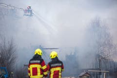 Die Feuerwehr verhindert mit ihrem Löscheinsatz das Übergreifen des Feuers auf umliegende Gebäude. (Bild: Dominik Wunderli)