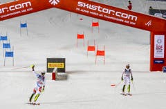 Ramon Zenhäusern gelangt im Final knapp vor dem Deutschen Linus Strasser ins Ziel. (Bild: Valdrin Xhemaj/EPA)