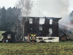 Das Haus brannte bis auf die Grundmauern nieder. (Bild: Dominik Wunderli)