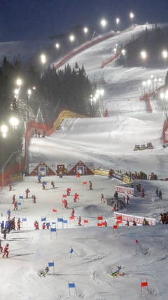 Der Schwede Mattias Hargin während Daniel Yule stürzt. (Bild: Valdrin Xhemaj/EPA)