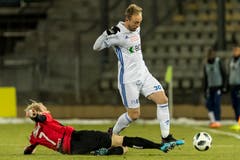 Der Krienser Marco Wiget (vom Boden) kann gegen Nicolas Getaz klären. (Bild: Pascal Muller / Freshfocus)
