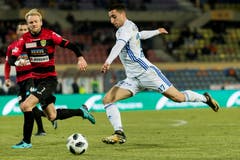 Lausannes Joao Oliveira schiesst gegen den Krienser Marco Wiget. (Bild: Pascal Muller / Freshfocus)