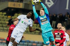 Kriens-Torhüter Simon Enzler hält, Lausannes Mickael Ange Nanizayamo kommt zu spät.