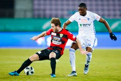 Nico Siegrist vom SC Kriens vor Mickael Nanizayamo am Ball. (Bild: Valentin Flauraud / Keystone)
